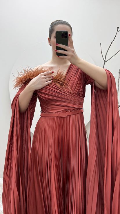 فستان سهرة من الساتان بمقاسات كبيرة بتصميم مطوي من الريش على الكتفين