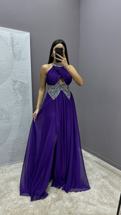 Abendkleid mit lila Halsausschnitt und Taillenverzierungen