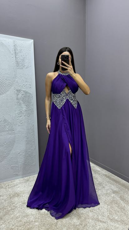 Abendkleid mit lila Halsausschnitt und Taillenverzierungen