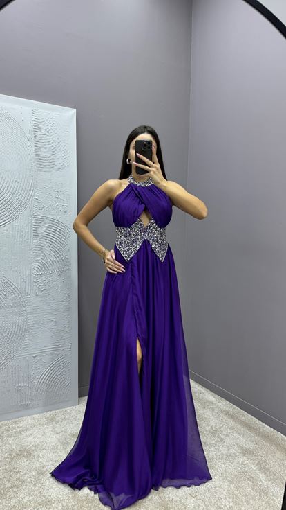 Abendkleid mit lila Halsausschnitt und Taillenverzierungen