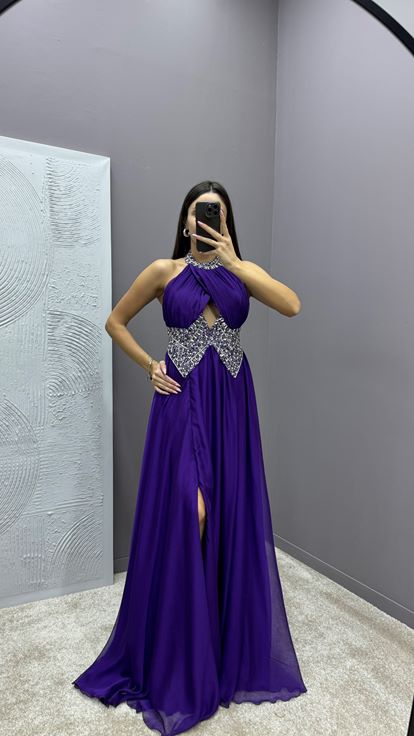 Abendkleid mit lila Halsausschnitt und Taillenverzierungen