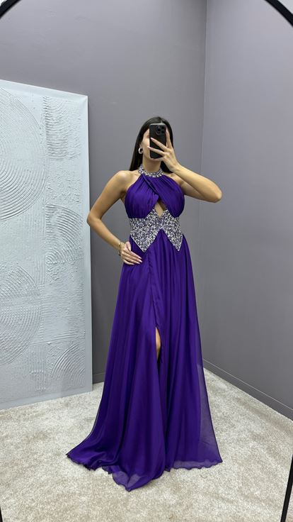 Abendkleid mit lila Halsausschnitt und Taillenverzierungen