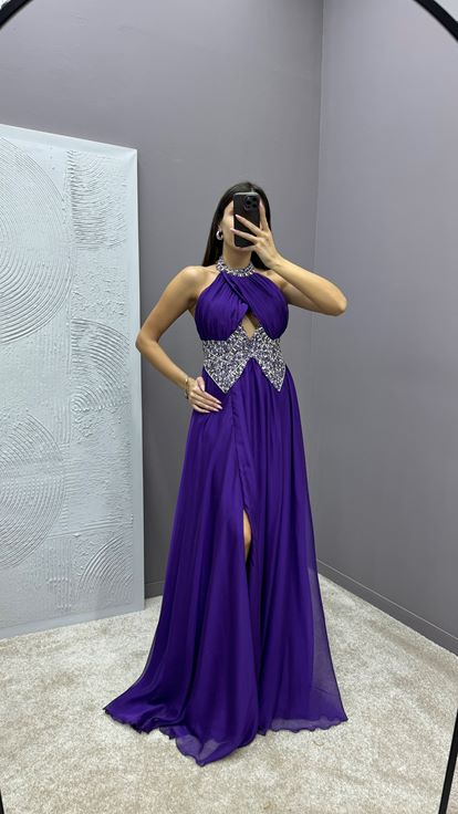 Abendkleid mit lila Halsausschnitt und Taillenverzierungen