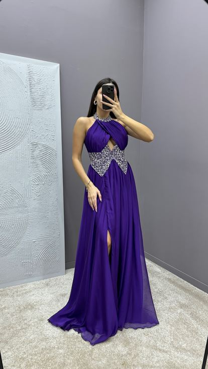 Abendkleid mit lila Halsausschnitt und Taillenverzierungen