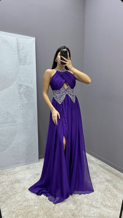 Abendkleid mit lila Halsausschnitt und Taillenverzierungen