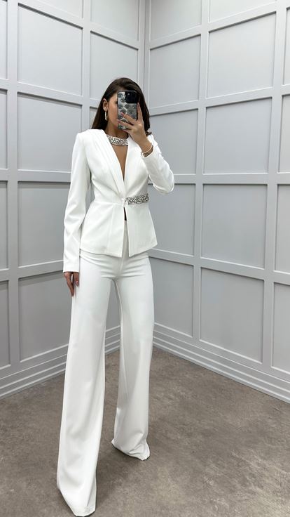 Conjunto de dos piezas blanco con adornos de piedras en el pecho y la cintura 