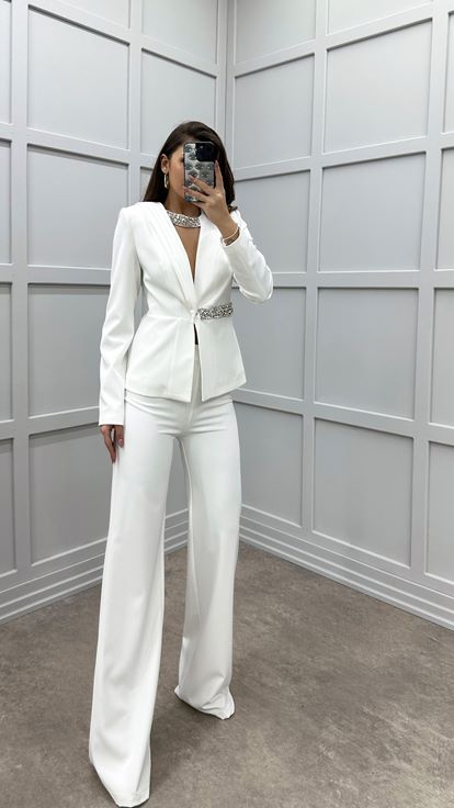 Conjunto de dos piezas blanco con adornos de piedras en el pecho y la cintura 