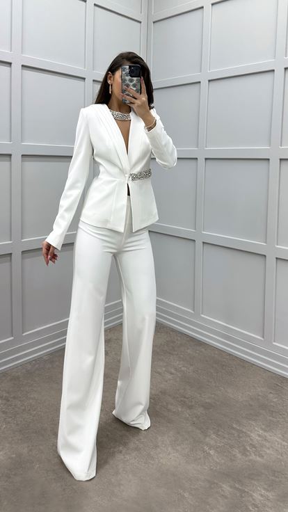 Conjunto de dos piezas blanco con adornos de piedras en el pecho y la cintura 