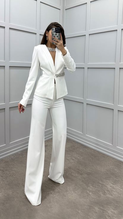 Conjunto de dos piezas blanco con adornos de piedras en el pecho y la cintura 