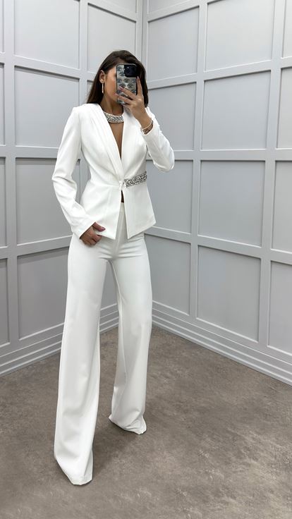 Conjunto de dos piezas blanco con adornos de piedras en el pecho y la cintura 