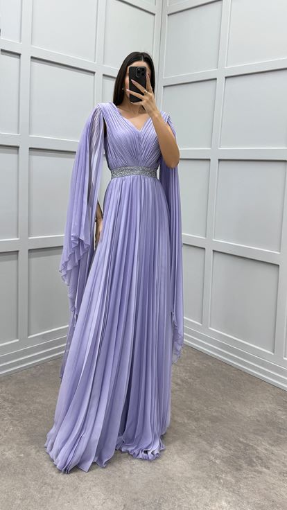 فستان سهرة بلون أرجواني فاتح مزين عند الخصر بأكمام واسعة مطوية