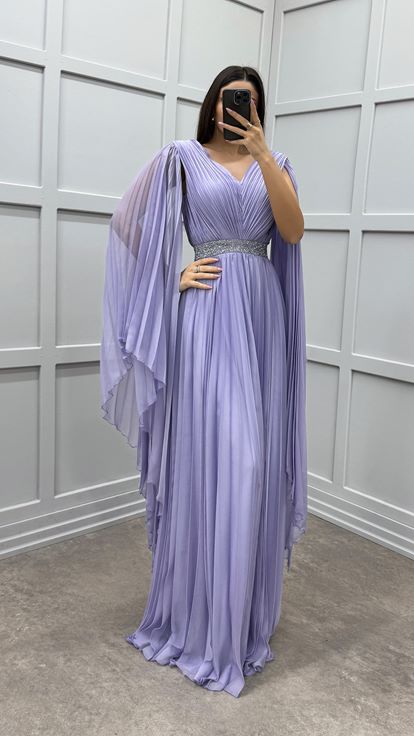 فستان سهرة بلون أرجواني فاتح مزين عند الخصر بأكمام واسعة مطوية