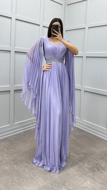 فستان سهرة بلون أرجواني فاتح مزين عند الخصر بأكمام واسعة مطوية