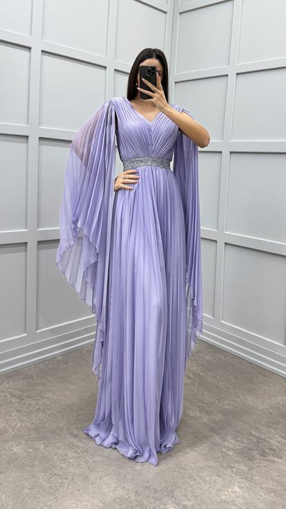 فستان سهرة بلون أرجواني فاتح مزين عند الخصر بأكمام واسعة مطوية