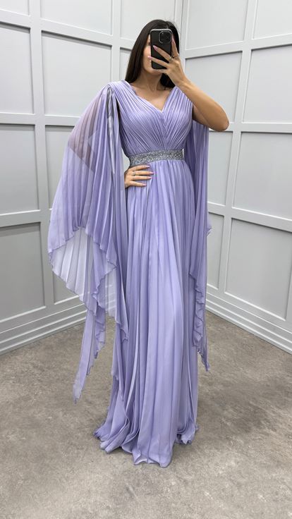 فستان سهرة بلون أرجواني فاتح مزين عند الخصر بأكمام واسعة مطوية