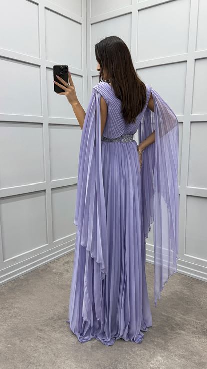 فستان سهرة بلون أرجواني فاتح مزين عند الخصر بأكمام واسعة مطوية