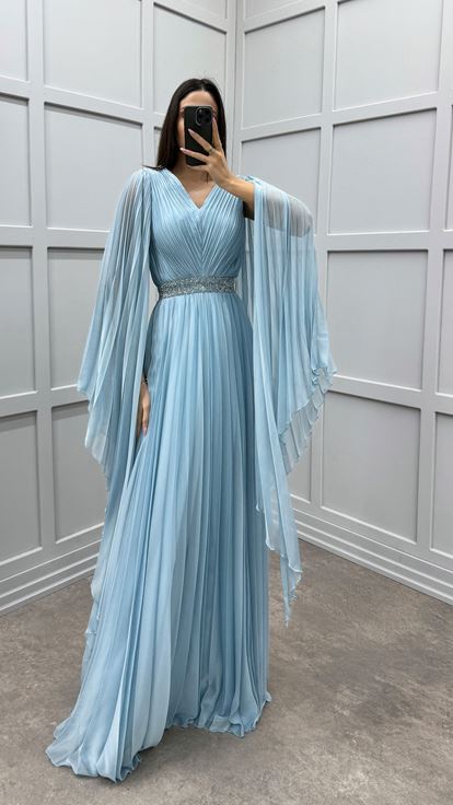 Abito da sera blu plissettato con vita decorata e maniche a pipistrello 