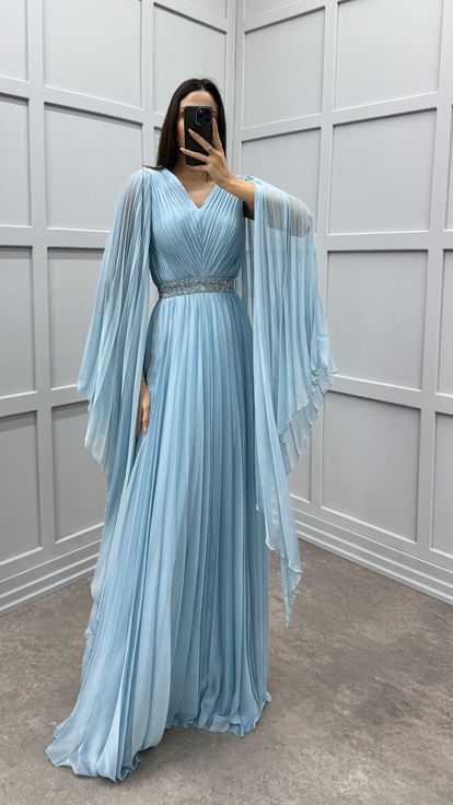 Abito da sera blu plissettato con vita decorata e maniche a pipistrello 