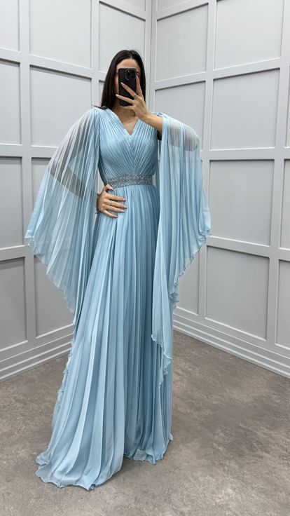 Abito da sera blu plissettato con vita decorata e maniche a pipistrello 