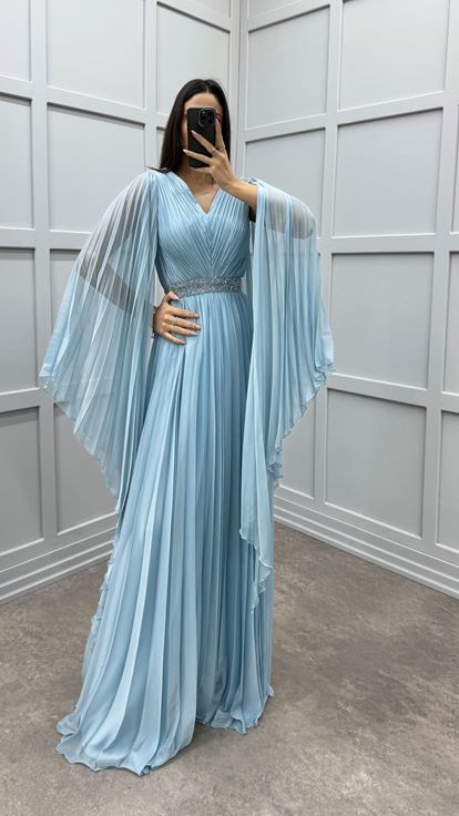 Abito da sera blu plissettato con vita decorata e maniche a pipistrello 