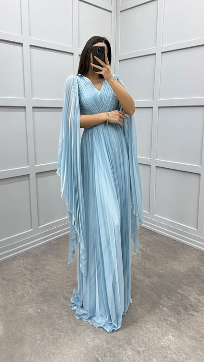 Abito da sera blu plissettato con vita decorata e maniche a pipistrello 