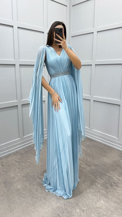 Abito da sera blu plissettato con vita decorata e maniche a pipistrello 