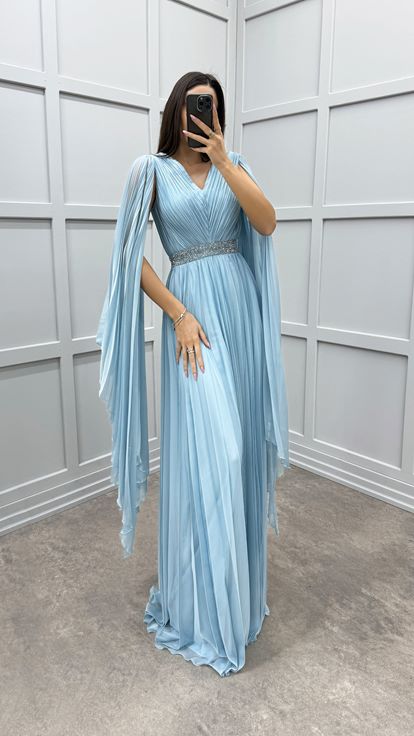 Abito da sera blu plissettato con vita decorata e maniche a pipistrello 