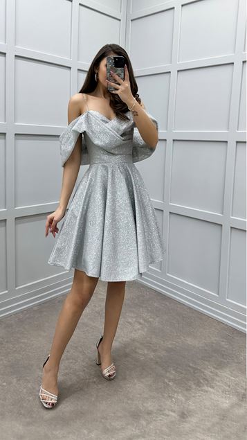 فستان قصير بتصميم لامع بتفاصيل كتف رمادية