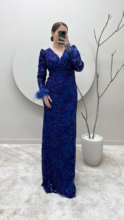 Vestido de noche de talla grande con escote cruzado y mangas bordadas con plumas de Saks