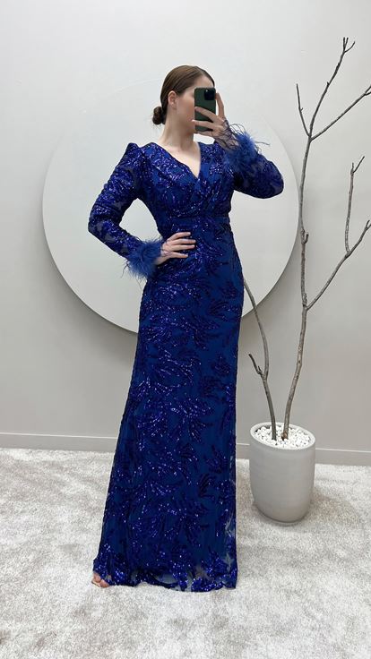 Vestido de noche de talla grande con escote cruzado y mangas bordadas con plumas de Saks