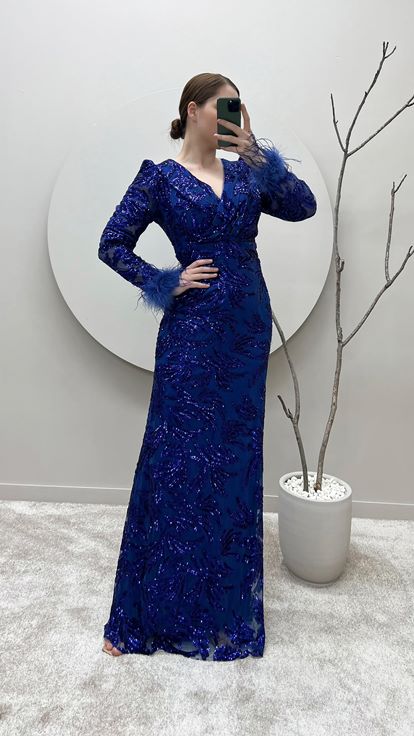 Vestido de noche de talla grande con escote cruzado y mangas bordadas con plumas de Saks