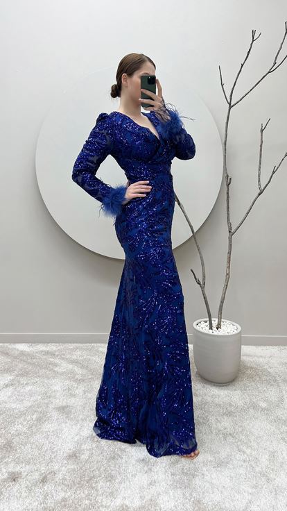 Vestido de noche de talla grande con escote cruzado y mangas bordadas con plumas de Saks