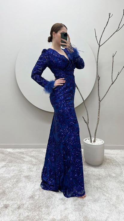 Vestido de noche de talla grande con escote cruzado y mangas bordadas con plumas de Saks