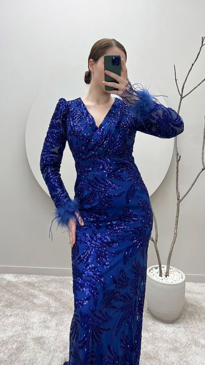 Vestido de noche de talla grande con escote cruzado y mangas bordadas con plumas de Saks