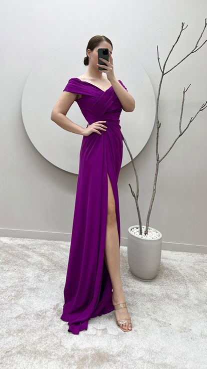 فستان سهرة بمقاسات كبيرة، مزين بتفاصيل خصر أنيقة وفتحة رقبة واسعة، بلون الفوشيا 