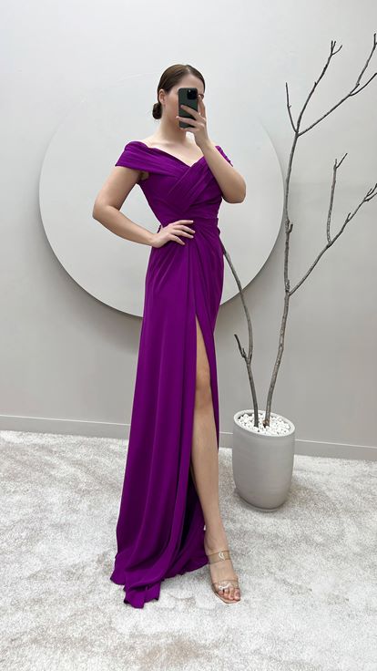 فستان سهرة بمقاسات كبيرة، مزين بتفاصيل خصر أنيقة وفتحة رقبة واسعة، بلون الفوشيا 