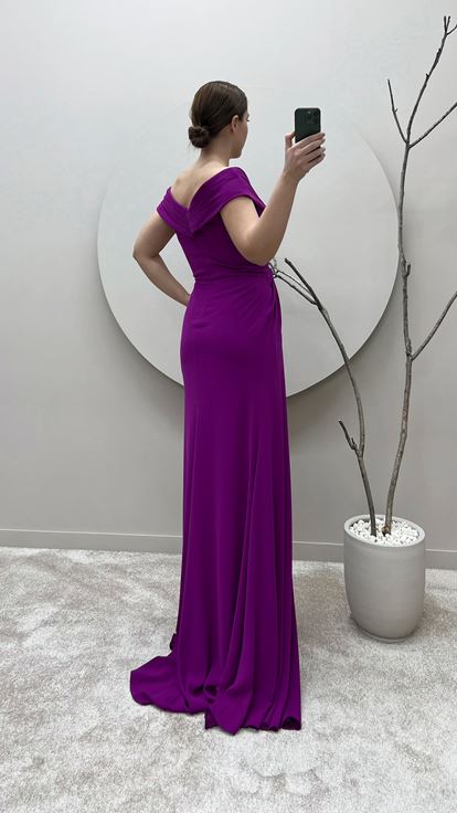 فستان سهرة بمقاسات كبيرة، مزين بتفاصيل خصر أنيقة وفتحة رقبة واسعة، بلون الفوشيا 