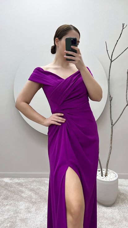 فستان سهرة بمقاسات كبيرة، مزين بتفاصيل خصر أنيقة وفتحة رقبة واسعة، بلون الفوشيا 