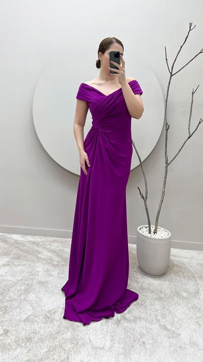 فستان سهرة بمقاسات كبيرة، مزين بتفاصيل خصر أنيقة وفتحة رقبة واسعة، بلون الفوشيا 