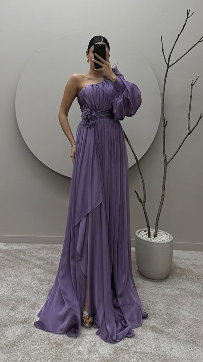 فستان أرجواني بأكمام واحدة مزين بتفاصيل وردة على الكتف والخصر