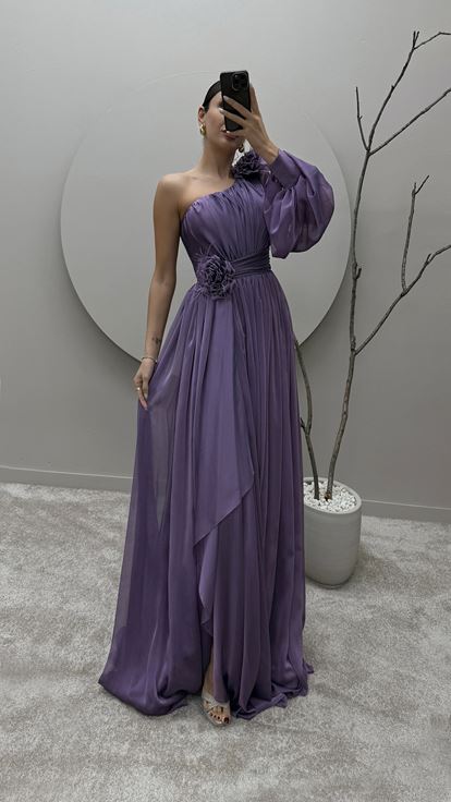 فستان أرجواني بأكمام واحدة مزين بتفاصيل وردة على الكتف والخصر