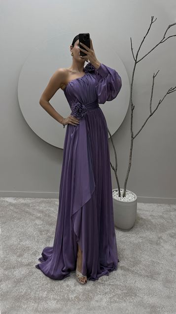 Vestido de diseño con detalle rosa de una sola manga lila en el hombro y la cintura