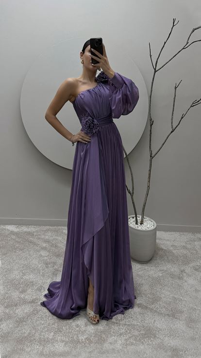 فستان أرجواني بأكمام واحدة مزين بتفاصيل وردة على الكتف والخصر