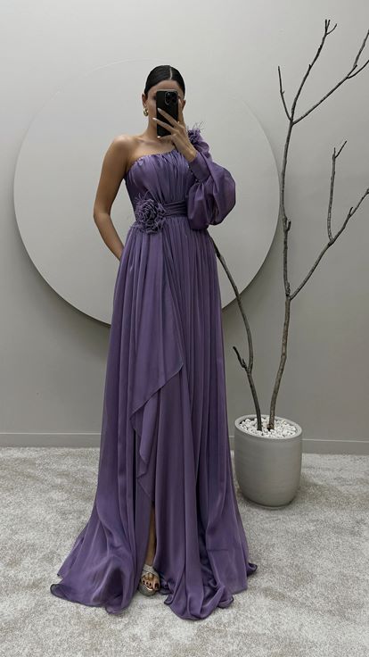 فستان أرجواني بأكمام واحدة مزين بتفاصيل وردة على الكتف والخصر