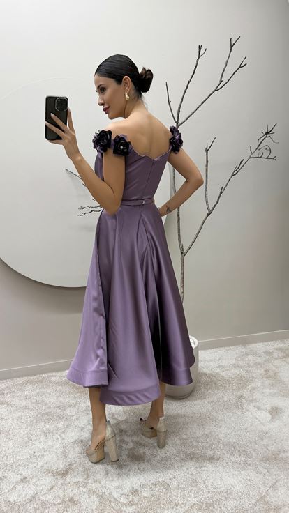 فستان بتصميم مربوط بأكتاف أرجوانية وتفاصيل وردية