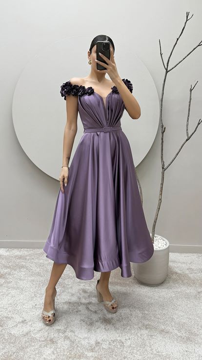 فستان بتصميم مربوط بأكتاف أرجوانية وتفاصيل وردية