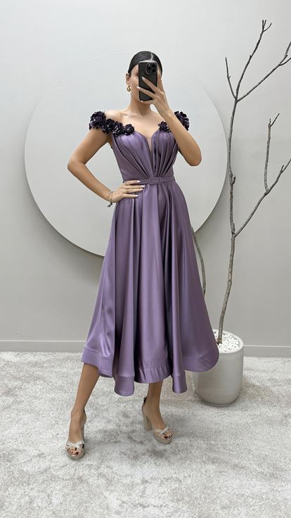 فستان بتصميم مربوط بأكتاف أرجوانية وتفاصيل وردية