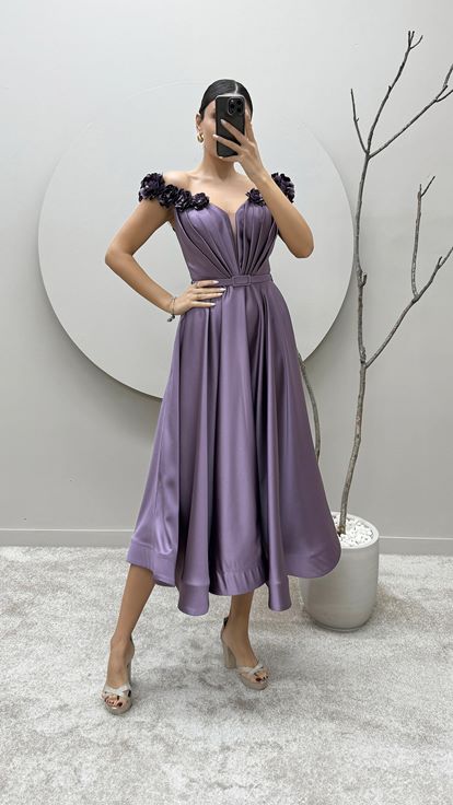 فستان بتصميم مربوط بأكتاف أرجوانية وتفاصيل وردية