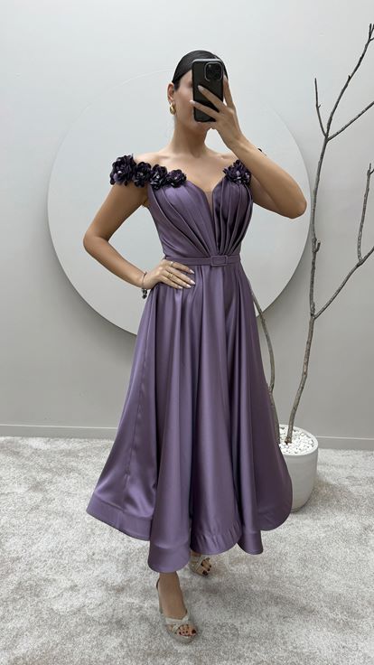 فستان بتصميم مربوط بأكتاف أرجوانية وتفاصيل وردية