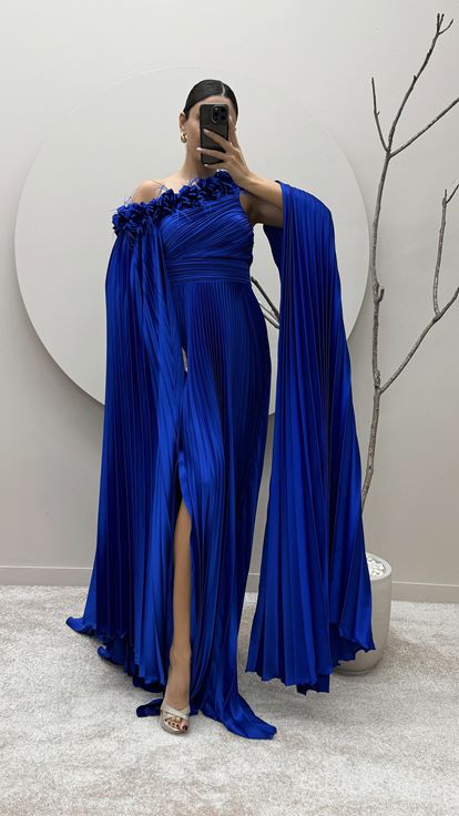 Abito a mantella plissettato monospalla di Saks con dettagli in piuma